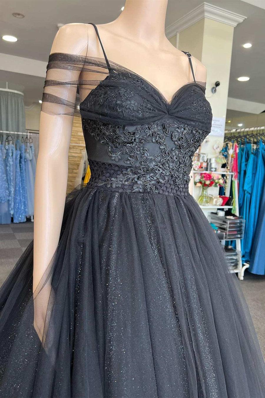 Vestido largo de fiesta negro de tul con escote corazón y hombros descubiertos estilo princesa