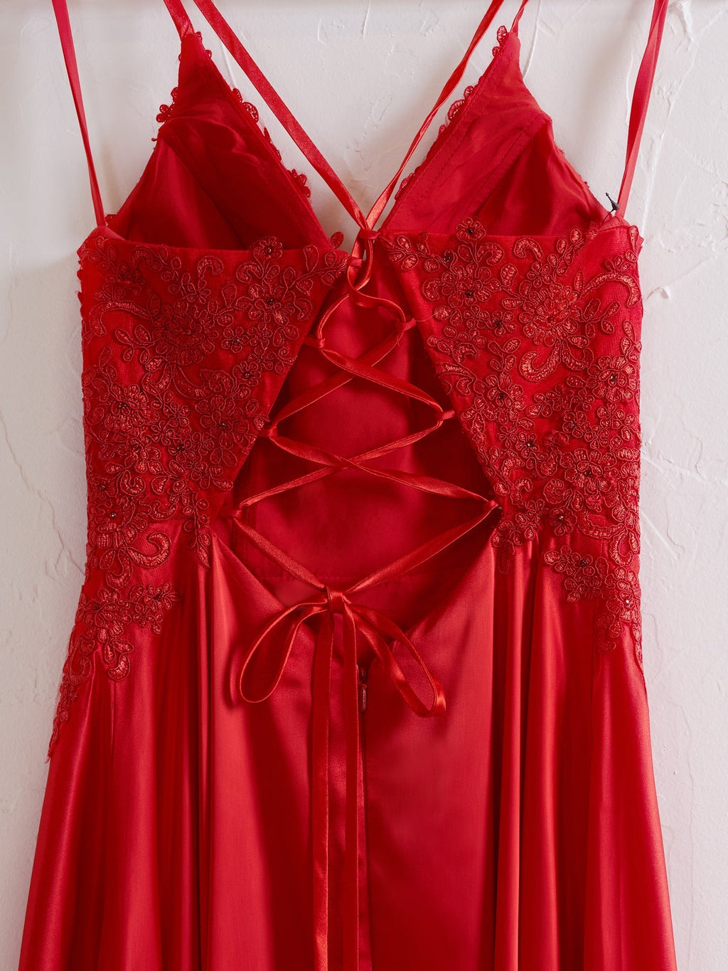 Vestido de fiesta de corte A con tirantes finos, espalda con corsé y abertura.
