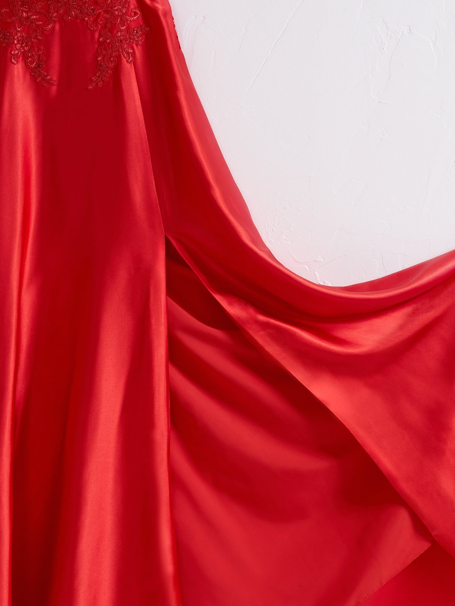 Vestido de fiesta de corte A con tirantes finos, espalda con corsé y abertura.