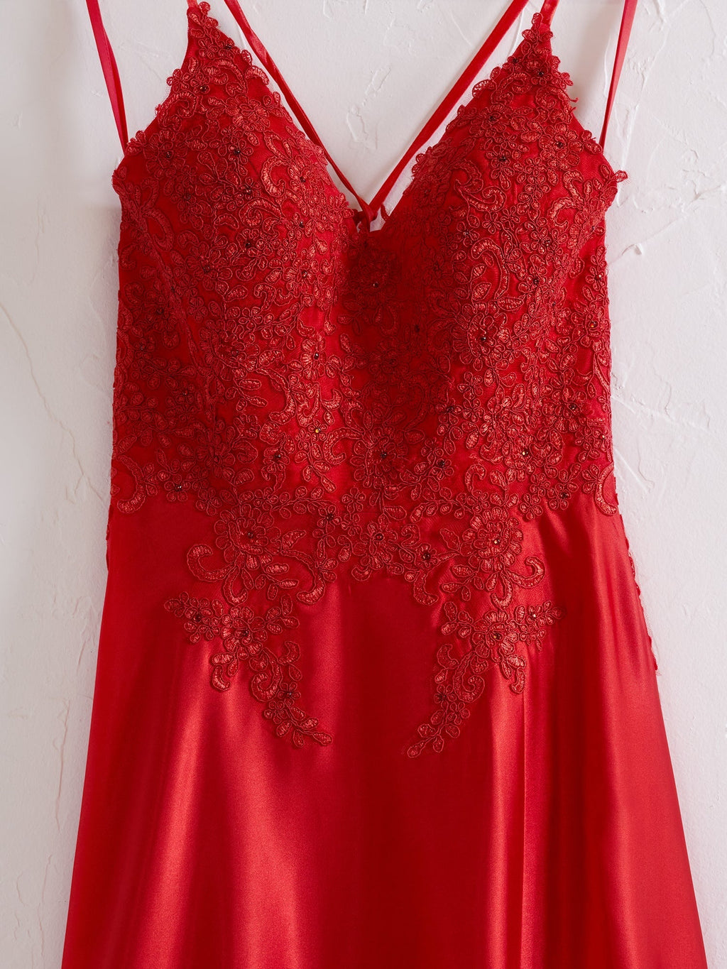 Vestido de fiesta de corte A con tirantes finos, espalda con corsé y abertura.