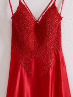 Vestido de fiesta de corte A con tirantes finos, espalda con corsé y abertura.