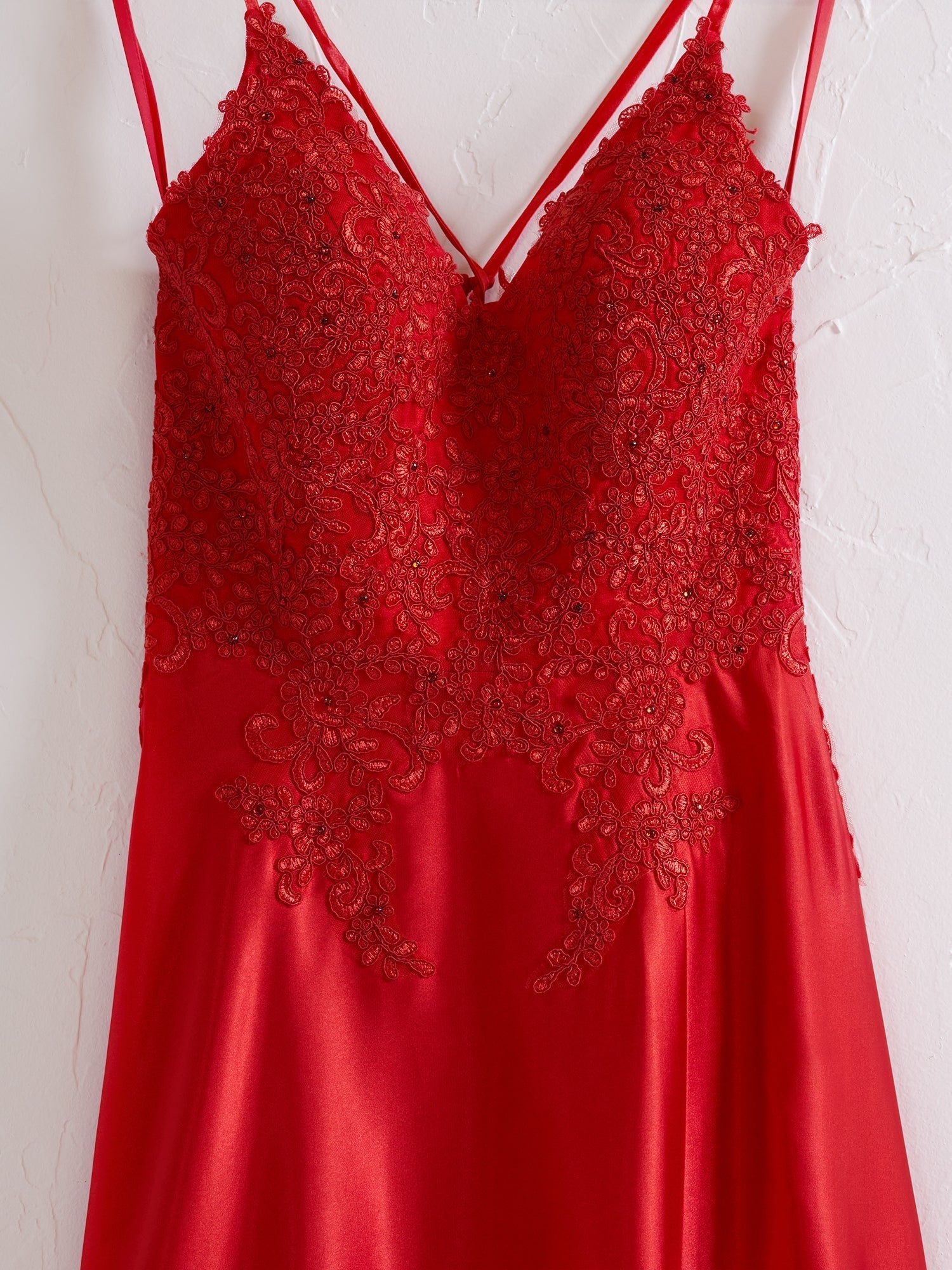 Vestido de fiesta de corte A con tirantes finos, espalda con corsé y abertura.