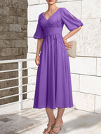 Vestido de novia de gasa de encaje, corte en A, escote en V y largo hasta la rodilla, con pliegues.
