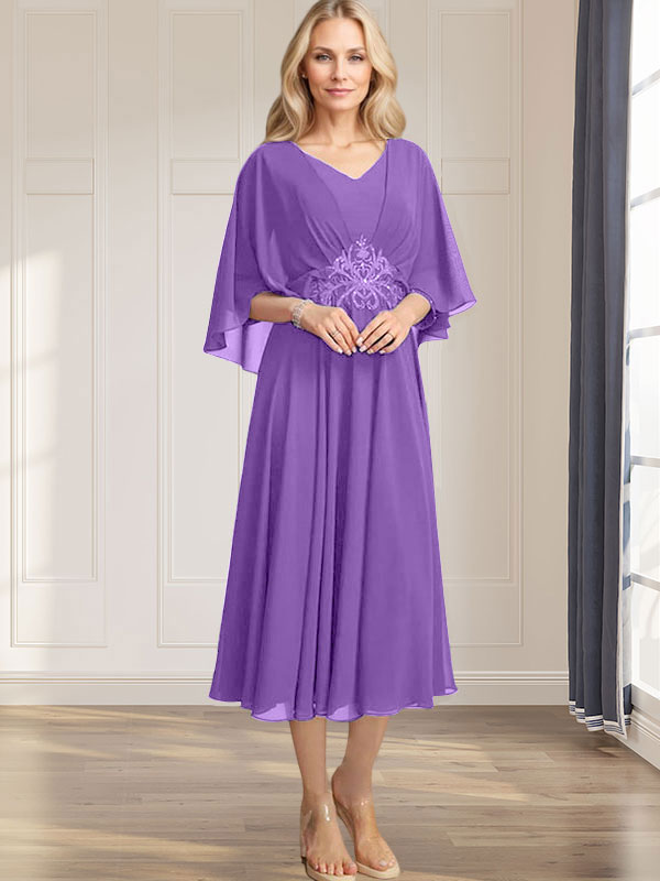 Robe de mariée trapèze en mousseline de soie, longueur thé, col en V, ornée de sequins plissés, d'appliques de dentelle et de perles. 