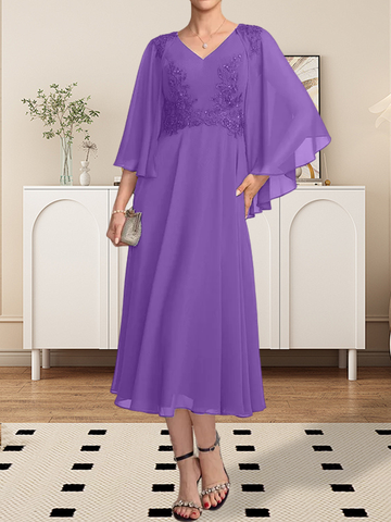 Vestido de corte A, escote en V, largo hasta la rodilla, de gasa, encaje, con lentejuelas y pedrería para la madre de la novia.