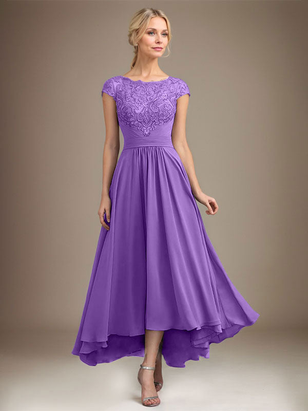 Vestido de novia de corte asimétrico, corte en A, escote ilusión, encaje y gasa con pliegues. 
