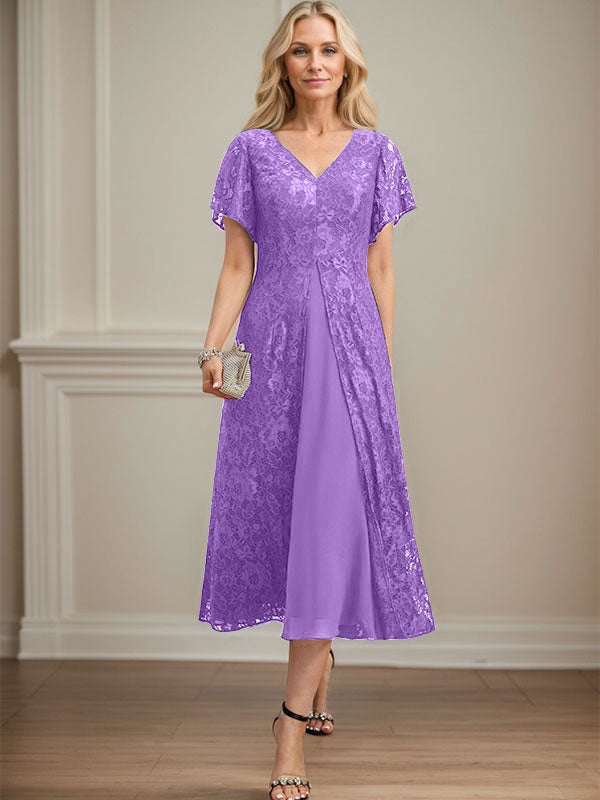 Vestido de novia de gasa de encaje, corte en A, escote en V y largo hasta la rodilla. 