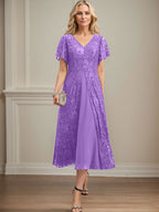 Vestido de novia de gasa de encaje, corte en A, escote en V y largo hasta la rodilla. 