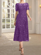 Vestido de novia de encaje con lentejuelas, corte en A, escote redondo ilusión y largo hasta la rodilla.