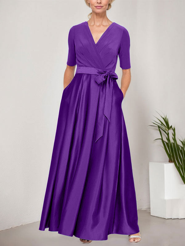 Vestido de baile con escote cruzado, falda amplia de satén y corpiño de jersey. 