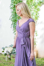 Robe de demoiselle d'honneur longue en mousseline violette à col en V, manches courtes et lacets 
