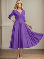 Vestido de corte A, escote en V, largo hasta la rodilla, de gasa, encaje, con lentejuelas y pedrería para la madre de la novia. 