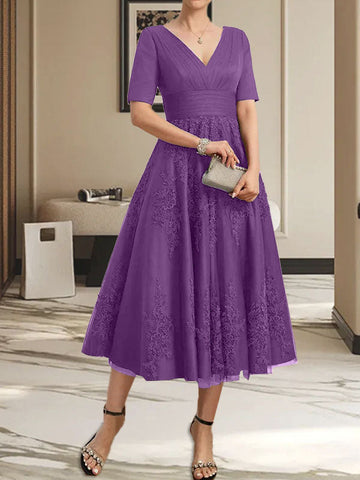 Vestido de tul y encaje para la madre de la novia, corte en A, escote en V, largo hasta la rodilla, con pliegues