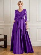 Vestido de novia de satén con encaje, corte en A, escote en V y largo hasta el suelo, con lazo de lentejuelas. 