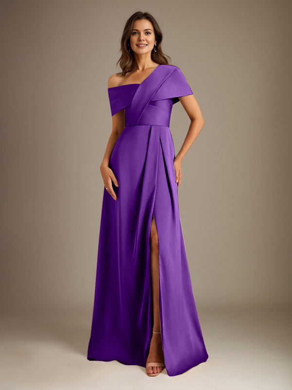 Robe de mère de la mariée en satin, coupe trapèze, décolleté asymétrique et plis. 
