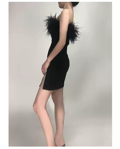 Vestido ajustado negro corto de fiesta de bienvenida con hombros descubiertos y escote con plumas para mujer Y1356