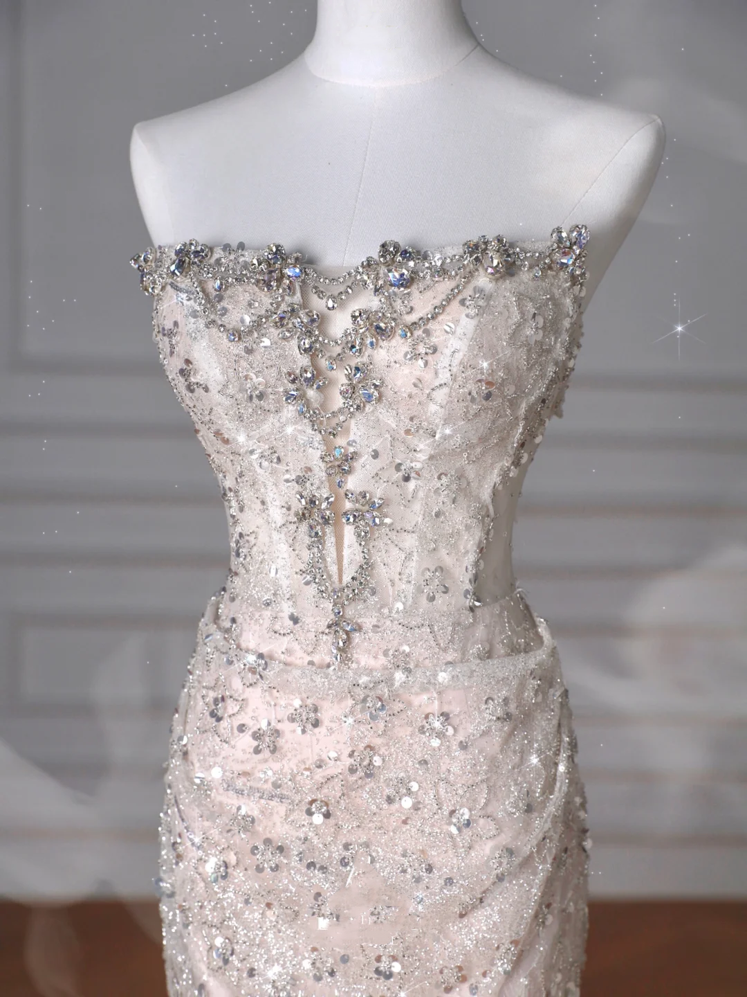Robe de bal sirène longue sans bretelles en tulle à sequins scintillants Y8616