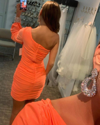 Vestido ajustado de satén naranja de un solo hombro para baile de bienvenida con mangas largas y cuentas Y2905
