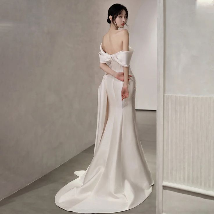 Vestido de novia largo de satén blanco con hombros descubiertos, corte sirena y abertura Y7336