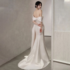 Vestido de novia largo de satén blanco con hombros descubiertos, corte sirena y abertura Y7336