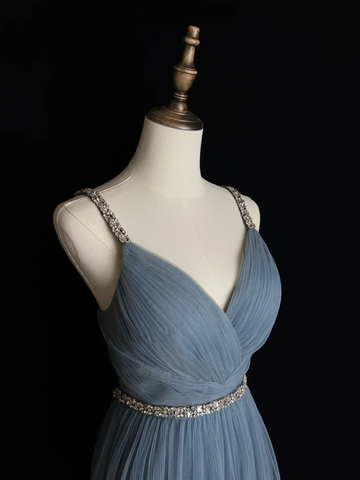 Vestido de noche sencillo azul de tul con cuentas, corte en A, tirantes finos, escote en V, estilo baile de graduación Y8649