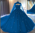 Vestido de princesa con escote corazón, tul y encaje, con capa Y673