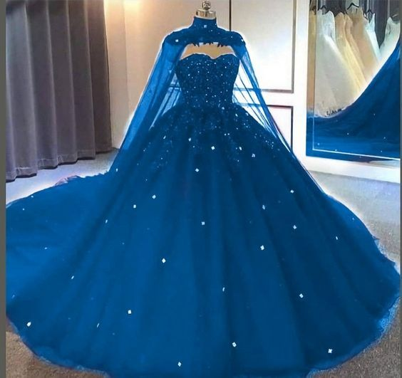 Vestido de princesa con escote corazón, tul y encaje, con capa Y673