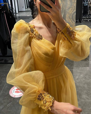 Vestido de noche con mangas abullonadas, escote en V y abertura de tul Y5793