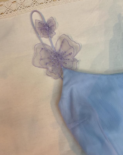 Vestido de fiesta de corte A de tul lila con tirantes y flores Y8143