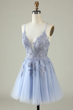 Vestido corto de fiesta de bienvenida color lila claro con tirantes finos y apliques, corte en A, modelo Y2671
