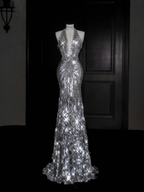 Robe de soirée sirène argentée scintillante à décolleté plongeant en V et dos nu ornée de sequins et de perles (Y8687)