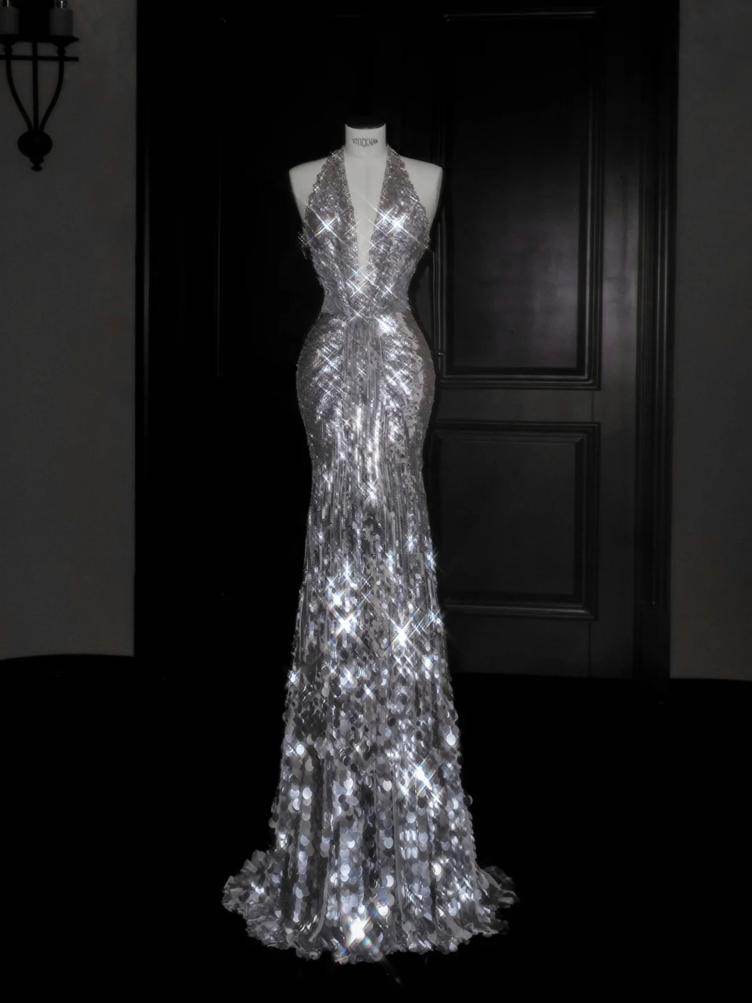 Robe de soirée sirène argentée scintillante à décolleté plongeant en V et dos nu ornée de sequins et de perles (Y8687)