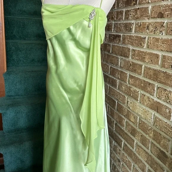 Vestido de noche largo de fiesta, sencillo, de satén y gasa verde Y8201