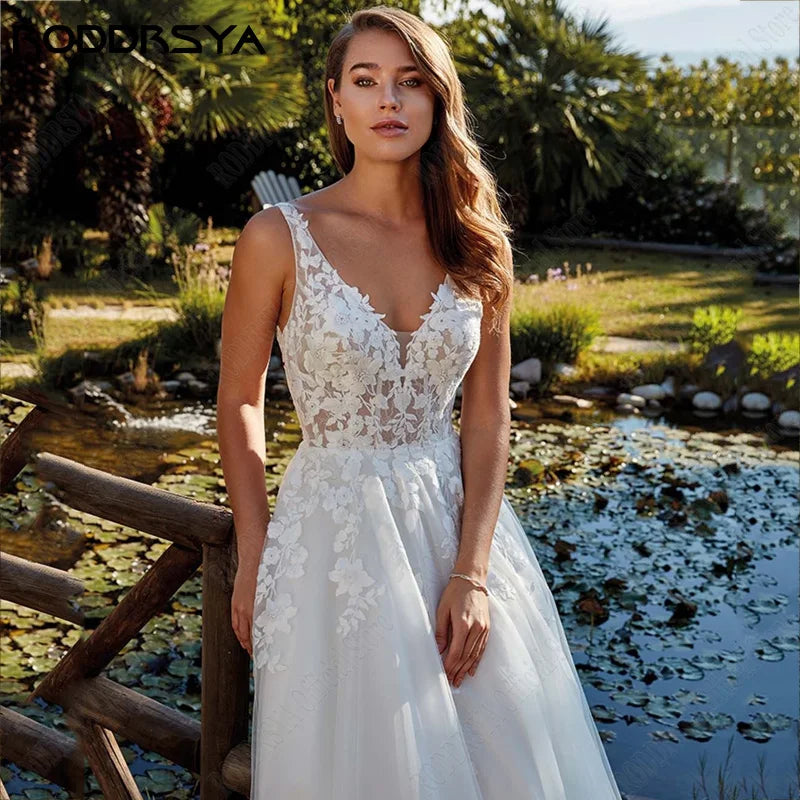 Beach Wedding Dresses Appliques Straps V-Neck Bridal Party Gowns Backless Sweep Train robe de mariée fluide Custom Made