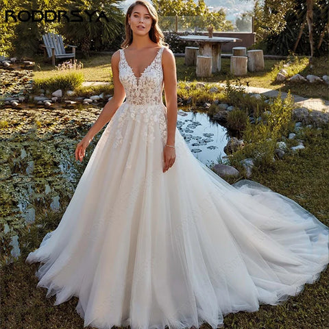 Beach Wedding Dresses Appliques Straps V-Neck Bridal Party Gowns Backless Sweep Train robe de mariée fluide Custom Made