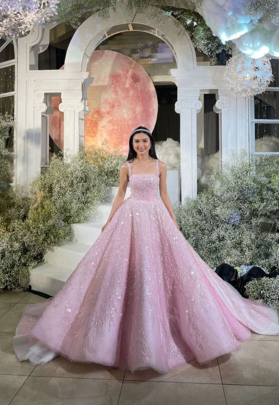 Vestido de gala largo rosa con tirantes, lentejuelas y cuentas, ideal para ocasiones formales (modelo Y4918)