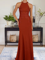 Vestido largo azul grisáceo de corte recto con cuello halter para la madre de la novia con apliques