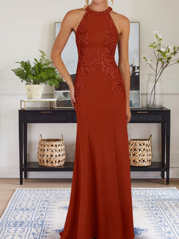 Vestido largo azul grisáceo de corte recto con cuello halter para la madre de la novia con apliques
