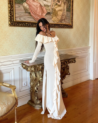 Elegante vestido largo de fiesta color crema con hombros descubiertos, volantes y abertura lateral Y7975