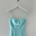 Robe de soirée élégante en satin bleu à fines bretelles, modèle Y8232