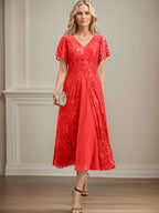 Vestido de novia de gasa de encaje, corte en A, escote en V y largo hasta la rodilla. 