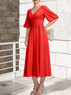 Vestido de novia de gasa de encaje, corte en A, escote en V y largo hasta la rodilla, con pliegues.