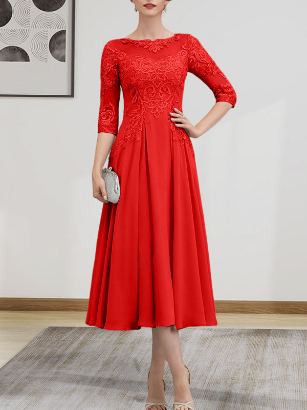 Robe de mariée trapèze en mousseline de soie et dentelle, longueur thé, ornée de perles et de sequins, avec décolleté en A et effet illusion.