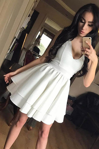 Robe de bal courte en satin noir, coupe trapèze, col en V, fines bretelles spaghetti