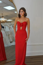 Vestido largo de noche de satén estilo sirena, sin tirantes y con escote corazón.