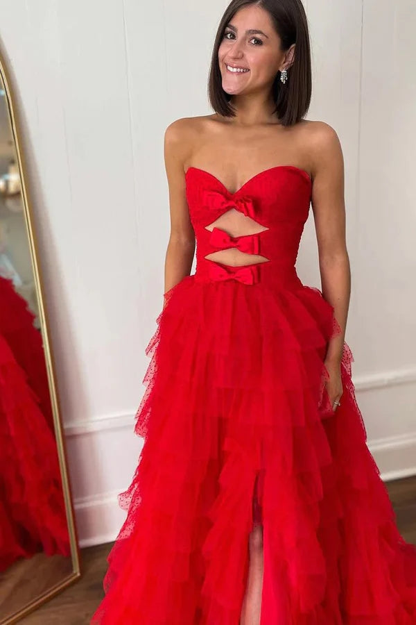 Vestido largo de fiesta rojo sin tirantes, corte en A, con capas, lazos y abertura PSK513