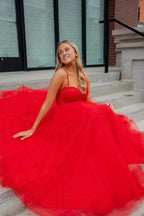 Vestido de fiesta rojo brillante con tirantes, cuentas y corte en A con abertura.
