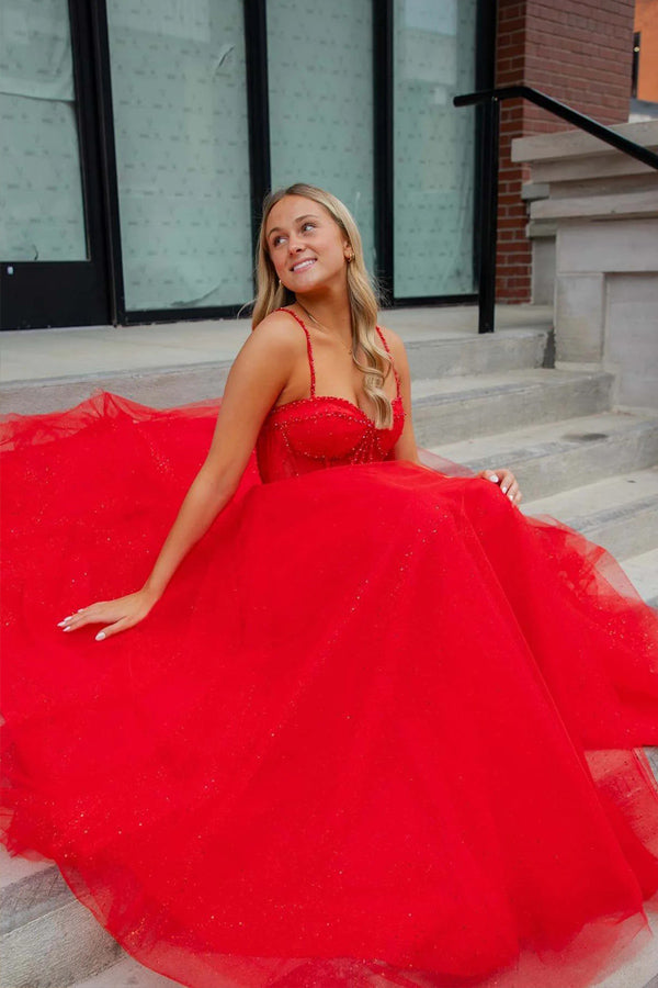 Vestido de fiesta rojo brillante con tirantes, cuentas y corte en A con abertura.