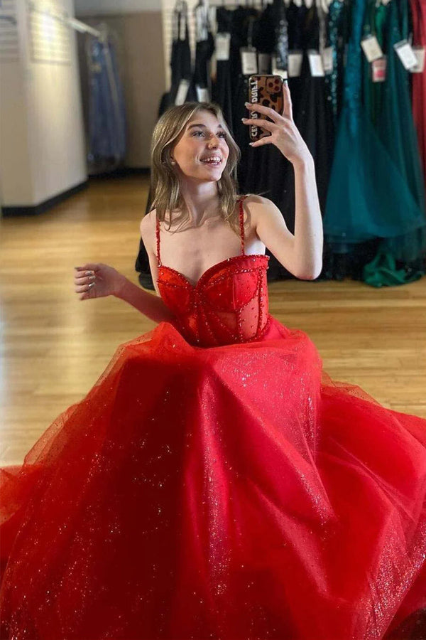 Vestido de fiesta rojo brillante con tirantes, cuentas y corte en A con abertura.