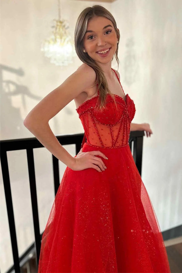 Vestido de fiesta rojo brillante con tirantes, cuentas y corte en A con abertura.